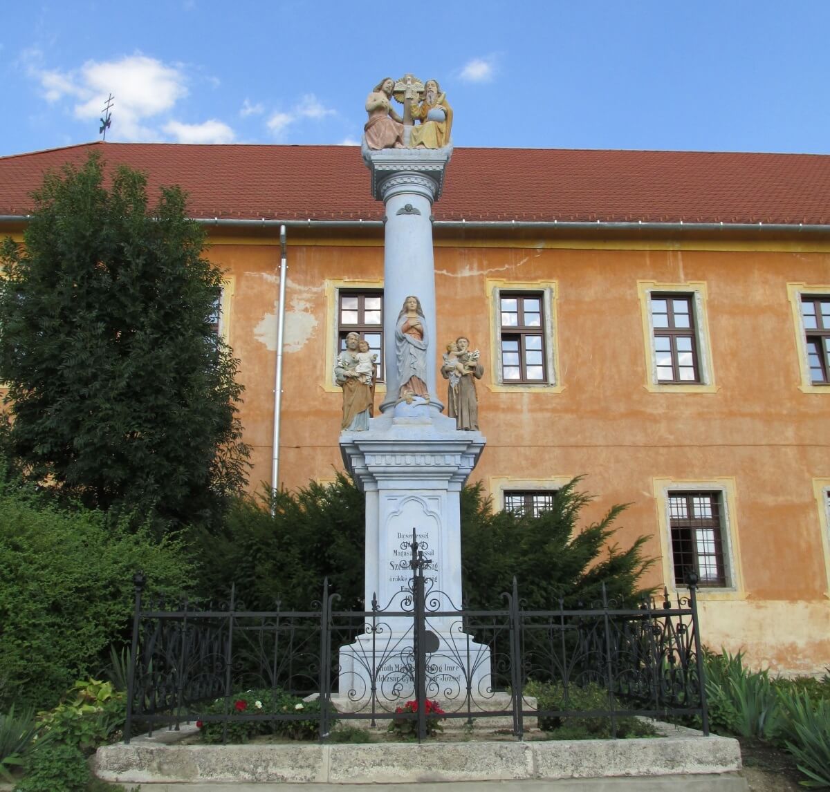 Szentháromság szobor Andocson